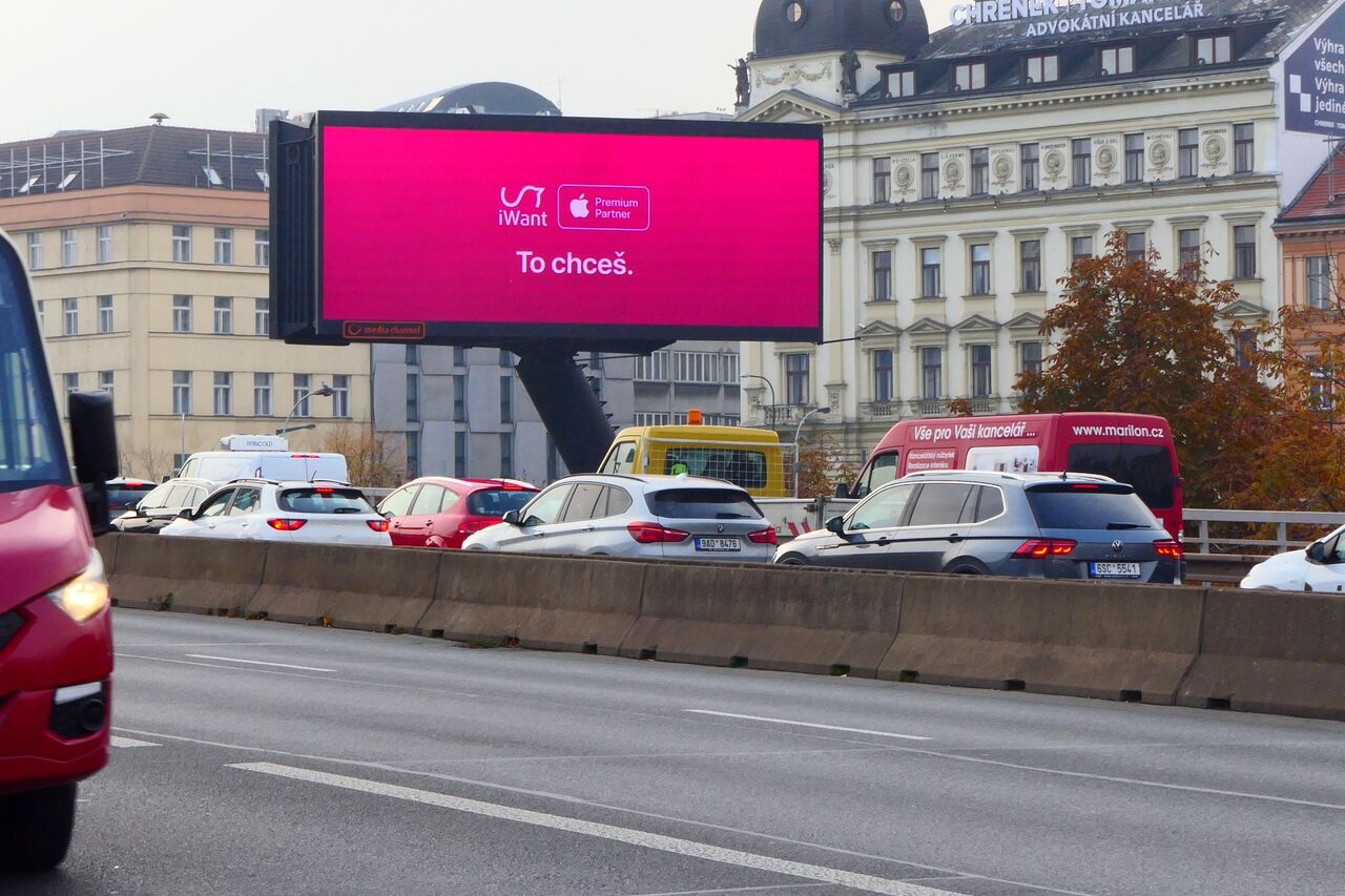 Kampaň iWant na velkoplošné LED obrazovce v městském provozu