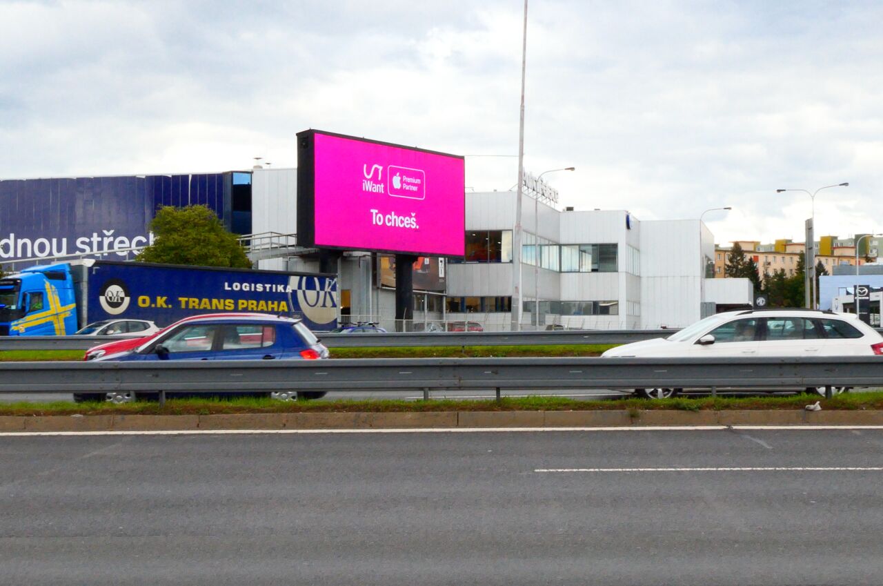 Kampaň iWant na LED obrazovce u frekventované komunikace